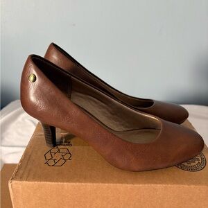 Life Stride Classic Brown Pumps